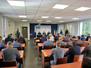 W sali Komendy Powiatowej Policji w Wodzisławiu Śląskim podczas uroczystej zbiórki siedzą goście honorowi oraz kadra kierownicza