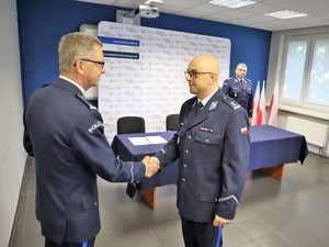 na zdjęciu inspektor Marek Nowakowski składa gratulacje młodszemu inspektorowi Dariuszowi Zajdzie, mianowanemu na stanowisko Komendanta Powiatowego Policji w Wodzisławiu Śląskim