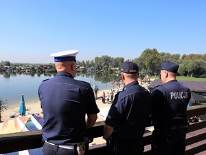 policjanci obserwują zbiornik wodny