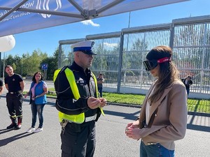 policjant stoi na przeciwko kobiety, która ma na oczach alkogogle