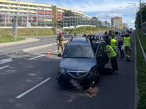 na zdjęciu widać zderzenie 3 pojazdów i pracujących policjantów i straż pożarną