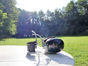 na stoiku leżą okulary ochronne do strzelania oraz słuchawki