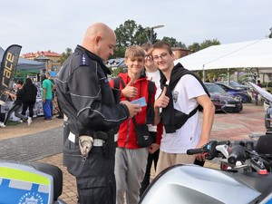 policjant rozmawia z trzema młodymi mężczyznami