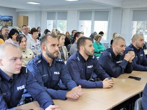 Na zdjęciu widać dzielnicowych siedzących na sali podczas debaty społecznej