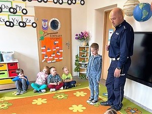 Policjant prowadzi spotkanie profilaktyczne dla przedszkolaków