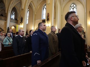 w kościele podczas mszy za Ojczyznę w ławce stoją przedstawiciele służb