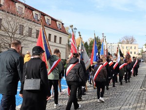 uroczysty pochód idzie ulicami Wodzisławia Śląskiego, kierują się pod Pomnik Powstańców Śląskich
