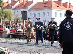 przedstawiciele służb mundurowych podchodzą do pomnika Powstańców Śląskich aby złożyć kwiaty