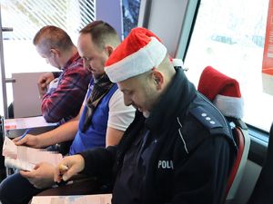 policjanci wypisują ankiety przed oddaniem krwi w ambulansie