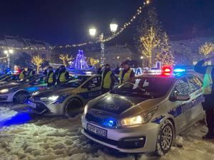 na zdjęciu widać policjantów stojących obok radiowozów, oddają honor zmarłym tragicznie policjantom