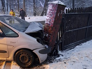 zdjęcie przedstawia kolizję drogową, samochód osobowy uderzył w słupek ogrodzeniowy