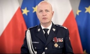 do zdjęcia pozuje Komendant Główny Policji