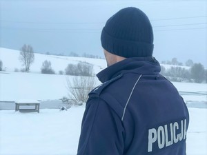 policjant kontroluje zbiornik wodny