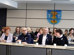 na sali konferencyjnej podczas konferencji siedzą zgromadzeni goście, w tym Komendant Powiatowy Policji w Wodzisławiu Śląskim