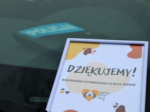 na podszybiu leży podziękowanie dla policjantów za przekazane dary dla schroniska dla zwierząt