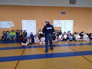 na zdjęciu widać policjanta, który prowadzi spotkanie profilaktyczne z uczniami