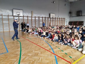 na zdjęciu widać policjanta, który prowadzi spotkanie profilaktyczne z uczniami