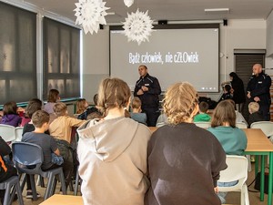 policjant prowadzi spotkanie profilaktyczne z młodzieżą