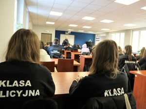 policjant prowadzi spotkanie profilaktyczne z uczniami klas mundurowych