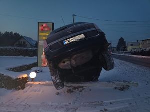 w rowie znajduje się samochód osobowy