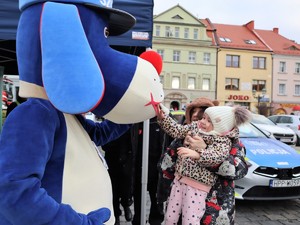 Do wspólnego zdjęcia pozują dzieci i Sznupek