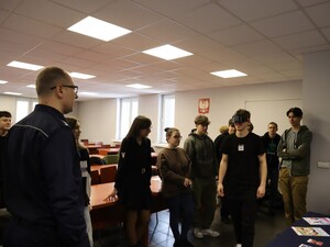 policjant prowadzi dla praktykantów zajęcia profilaktyczne