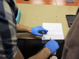 policjant zdejmuje odciski praktykantce