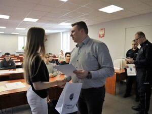 I Zastępca Komendanta Powiatowego wręcza upominek i dyplom praktykantce