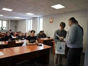 I Zastępca Komendanta Powiatowego wręcza upominek i dyplom praktykantowi