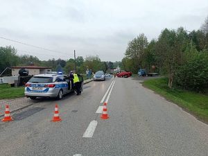 miejsce wypadku drogowego, widać pracujące na miejscu służby