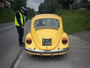 policjant kontroluje stan trzeźwości kierującego samochodem