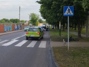 miejsce wypadku drogowego, na miejscu pracują służby