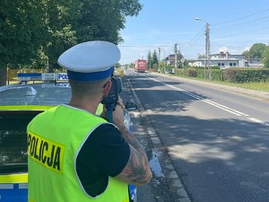 policjant kontroluje prędkość pojazdów