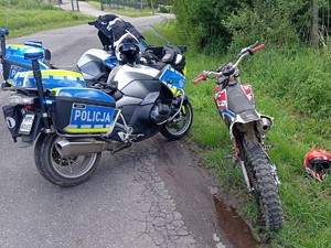 obok motocykla stoją dwa policyjne motocykle