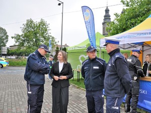 na zdjęciu stoją policjanci i wicestarosta wodzisławski, rozmawiają ze sobą