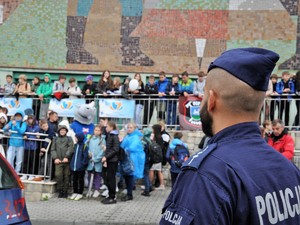 policjant stoi przez tłumem młodzieży