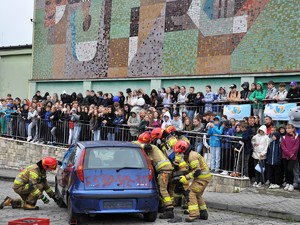 strażacy prowadzą pokaz ratowniczy, uwalniają osobę poszkodowaną z pojazdu