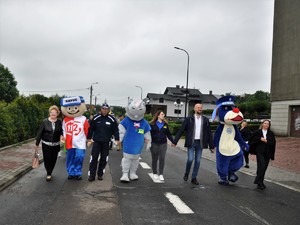 w przemarszu idą oficjalni goście i maskotki