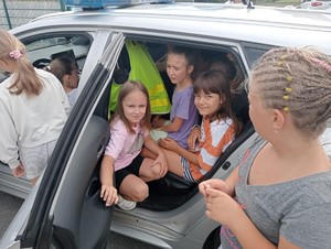 policjant prezentuje dzieciom radiowóz podczas festynu