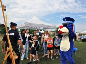 policjanci dopingują uczestnikom olimpiady dla osób niepełnosprawnych