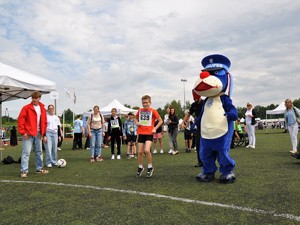 policjanci dopingują uczestnikom olimpiady dla osób niepełnosprawnych