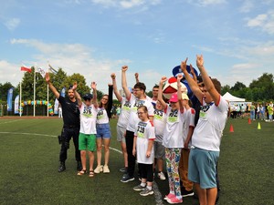 policjanci dopingują uczestnikom olimpiady dla osób niepełnosprawnych