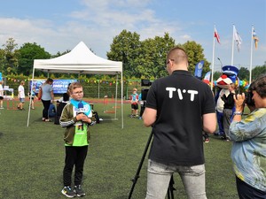 chłopiec udziela wywiadu do telewizji