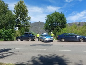 na zdjęciu samochody osobowe i oznakowany radiowóz policji przy hałdzie