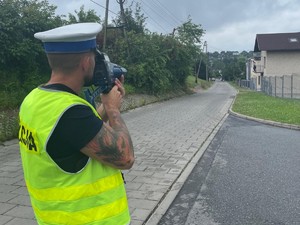 Policjant kontroluje prędkość pojazdów