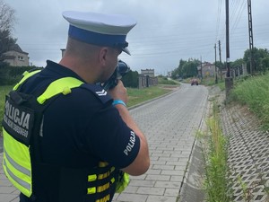 Policjant kontroluje prędkość pojazdów