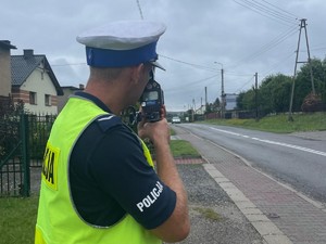 Policjant kontroluje prędkość pojazdów