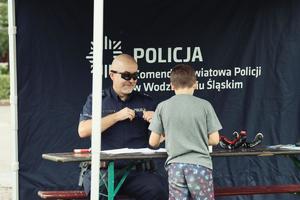 policjant podczas festynu rozmawia z chłopcem