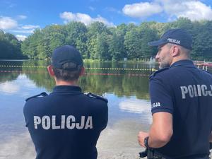 policjanci kontrolują kąpielisko wodne