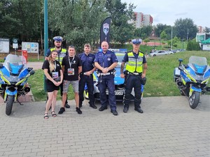 do wspólnego zdjęcia pozują policjanci i organizatorzy zlotu pojazdów tuningowanych